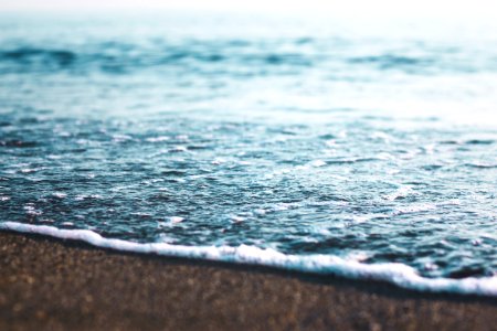 sea waves touches seashore at daytime