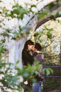 couple kissing photography photo