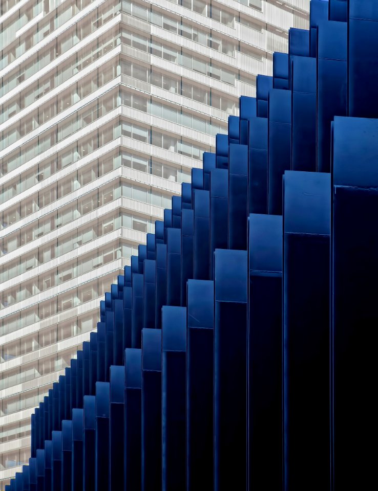 gray high-rise building