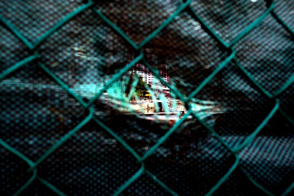 Streetphotography, Peek, Hole