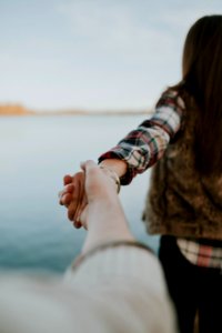 shallow focus photography of man and woman holding hands photo