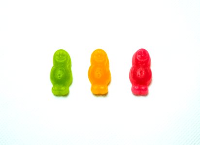 three assorted-colored gummy bears