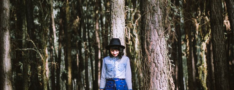 woman wearing blue denim jeans photo