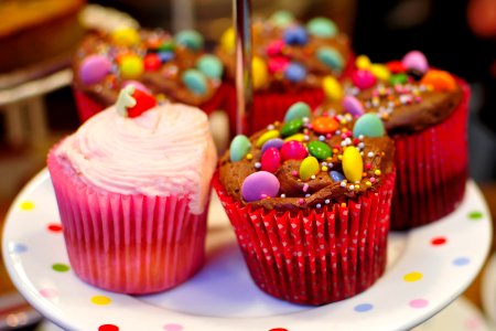 closeup photo of cupcakes on round white ceramic plate