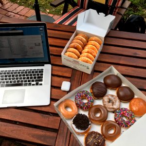 Airpods, Krispe kreme, Table photo