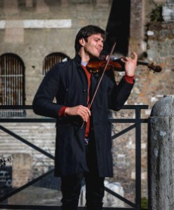 man playing violin at daytime photo