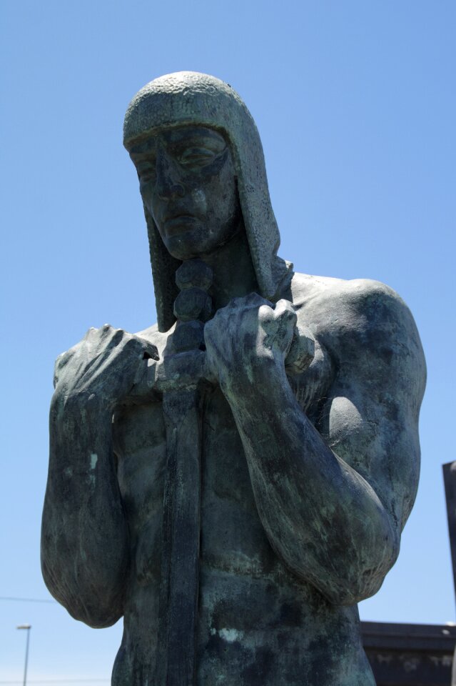 Statue chain hood fight