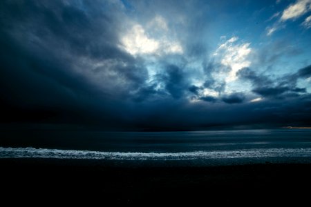 ocean under blue and gray sky photo