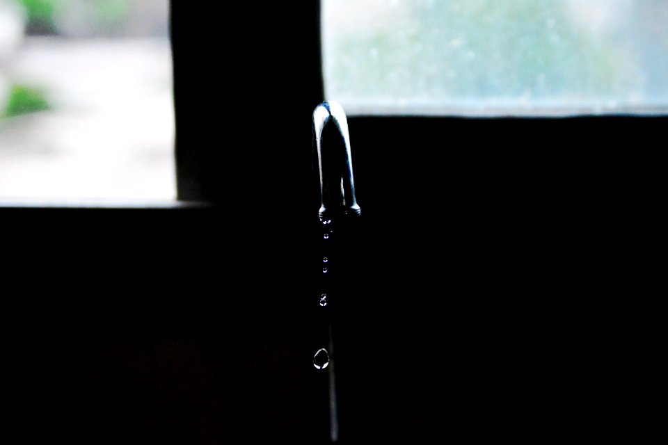 A leaky faucet dripping water in Bessengue