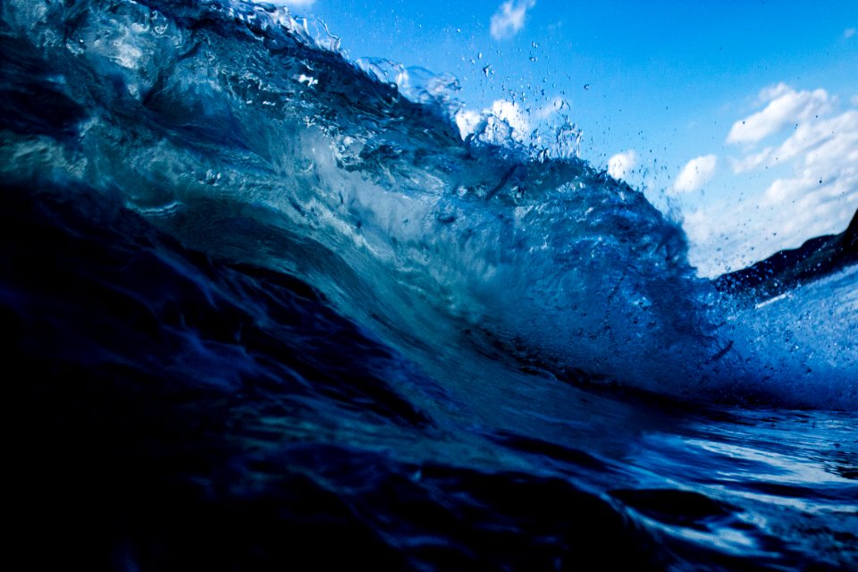 beach waves at daytime