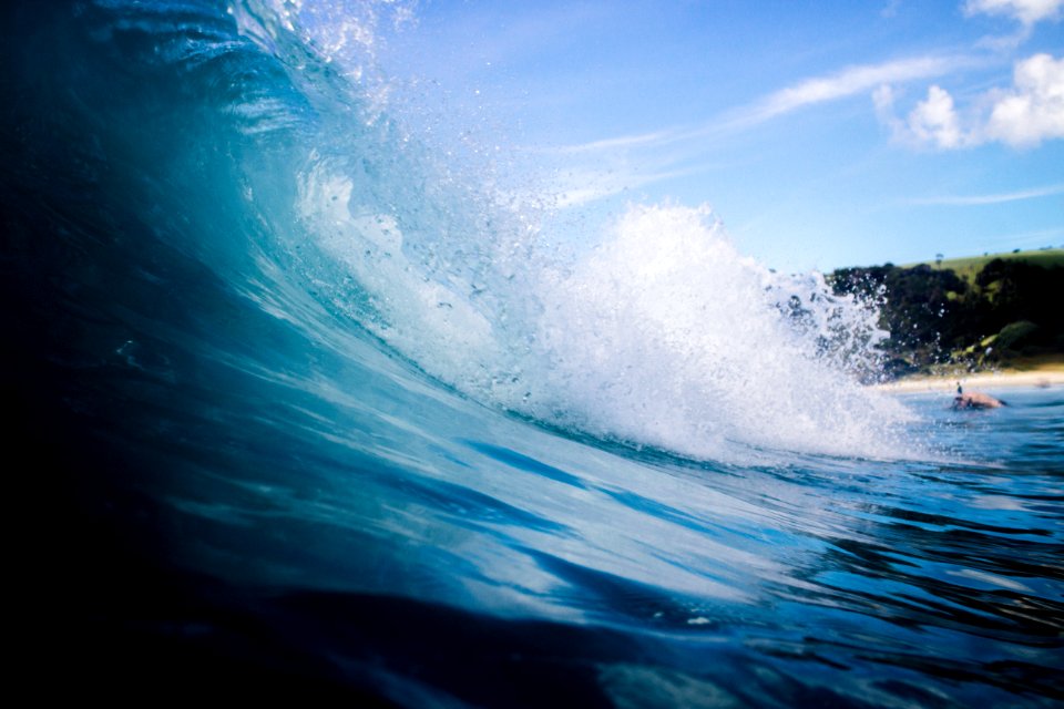sea waves during daytime