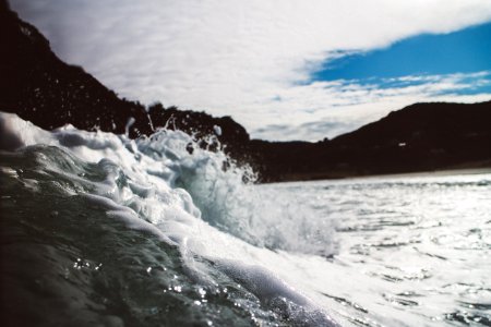 seawaves near mountain at daytime photo