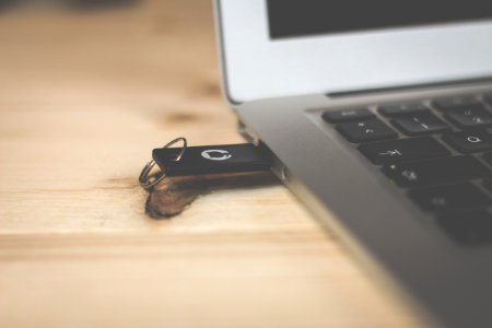 black USB flash drive photo