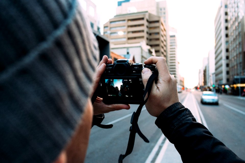 person usin DSLR camera