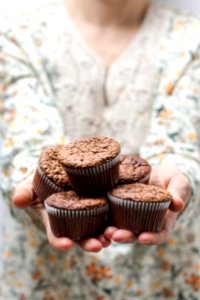 shallow focus photography of person holding 5 cupcakes photo