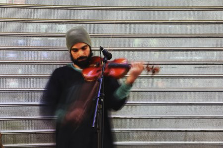 man playing violin during daytime photo