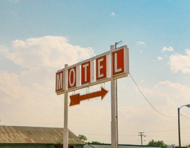 red and white motel signage photo
