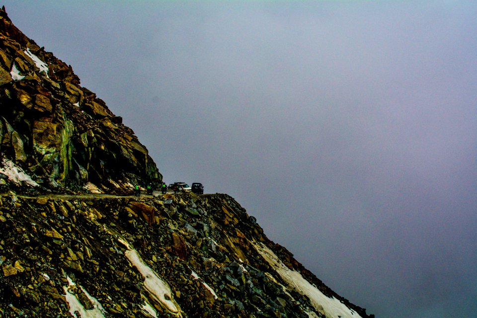 Khardung la, Slides, Rocks