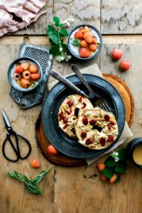 pie on black plate photo