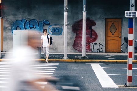 woman wearing white crew-neck T-shirt photo