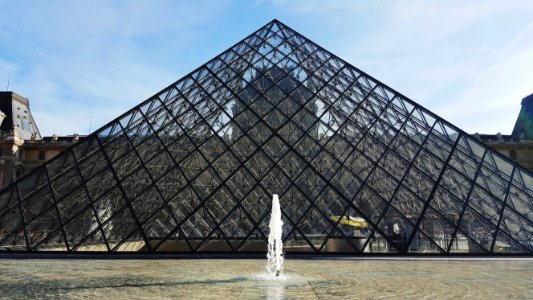 Pyramide du louvre, Paris, France photo