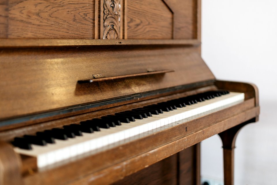 brown upright piano