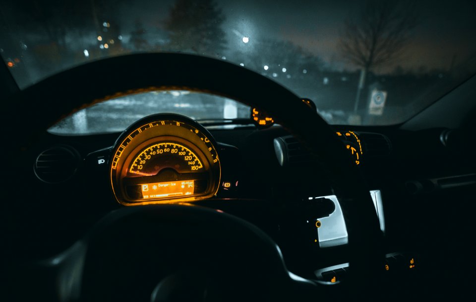 black vehicle steering wheel