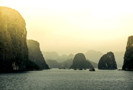 boat surrounder by islands