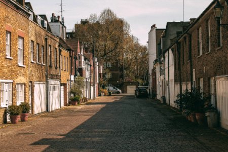 Eduard militaru, London, Mews