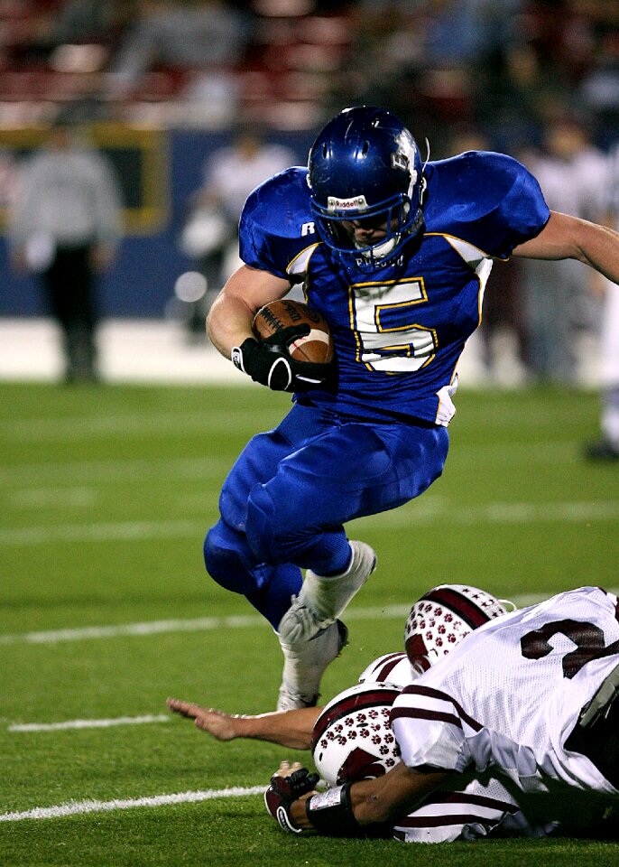 Running eluding tacklers