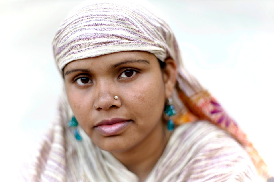 women's white and purple striped headscarf
