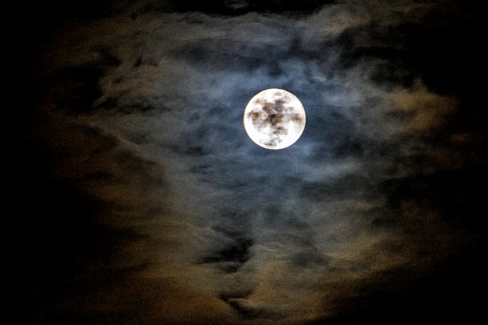 Super moon, Skyscraper, Luna