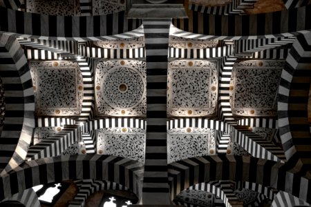 Italy, Rocchetta mattei, Symmetry