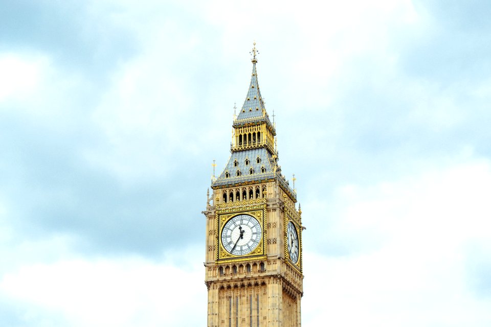 Elizabeth's Tower at 11:35 during daytime