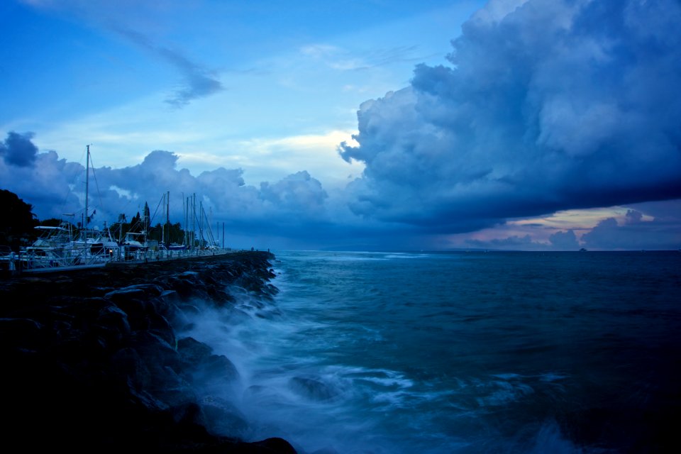 ocean wave under cloudy sky