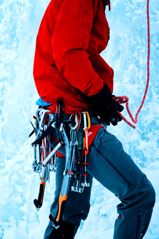 man setting up hiking belt