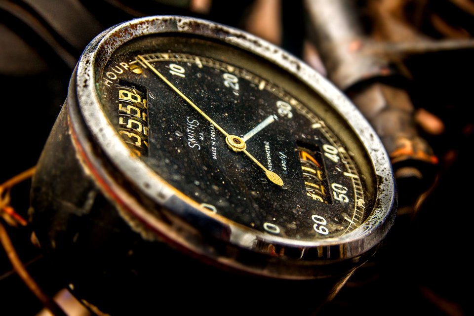 round black analog speedometer closeup photography
