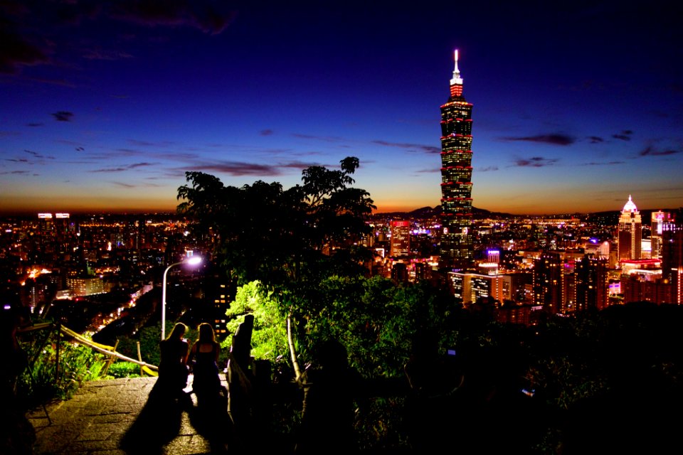 photography of city during nighttime