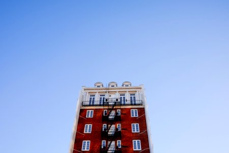 building under blue sky