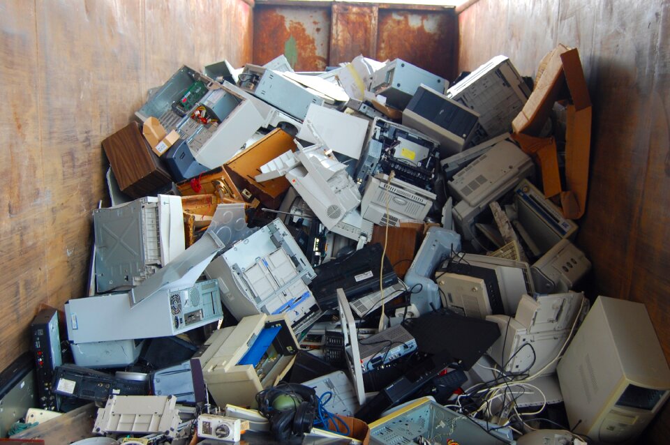 Garbage e waste old