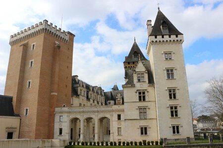 King of france henri 4 building