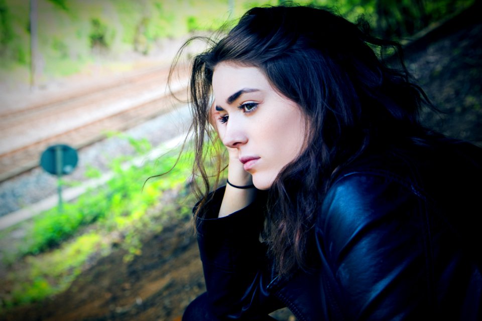 woman sitting outdoor during daytime