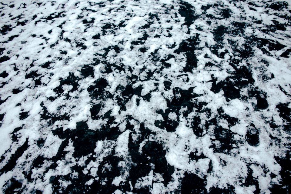 Icel, Black s, Snow