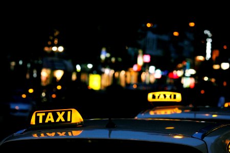 shallow focus photography of Taxi signage photo