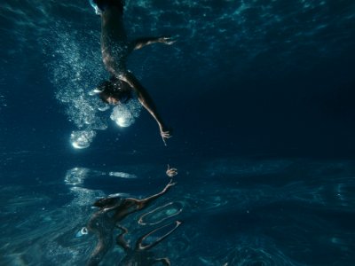 man swimming underwater photo