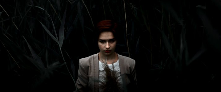 shallow focus photography of woman