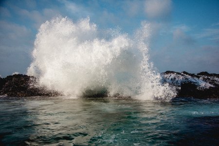 time lapse photography of splashing wave photo