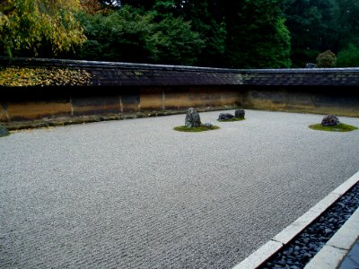 photography of brown concrete house photo