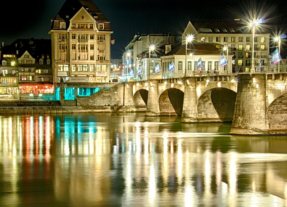 Lights mirroring gold
