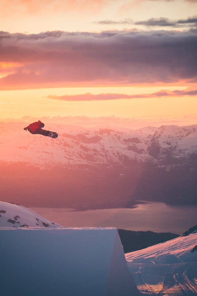 person snowboarding on mountain